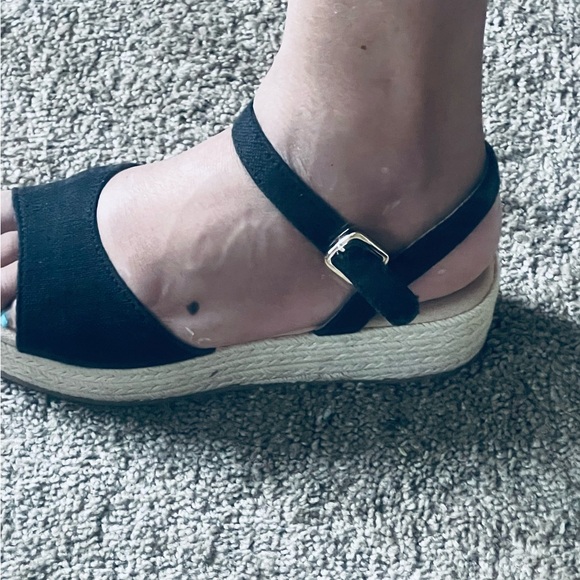 Black espadrilles never worn out! Runs big but comfortable - Picture 7 of 8